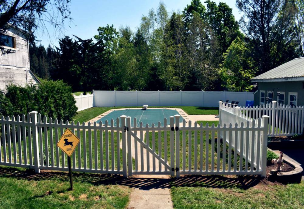 A-lovely-white-picket-fence-for-simple-needs