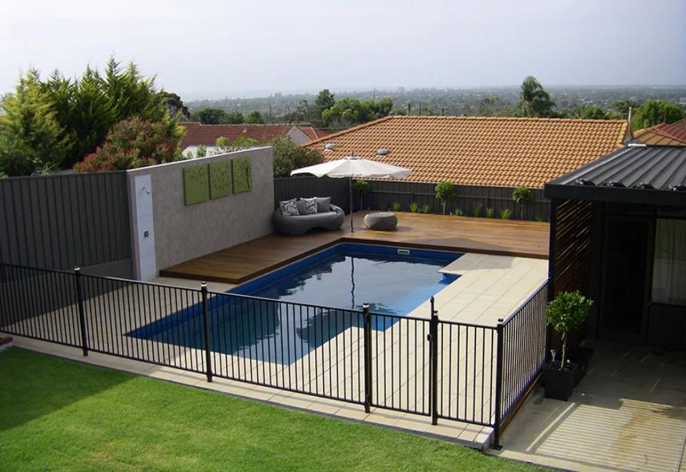 A-simple-but-effective-aluminum-fence-idea