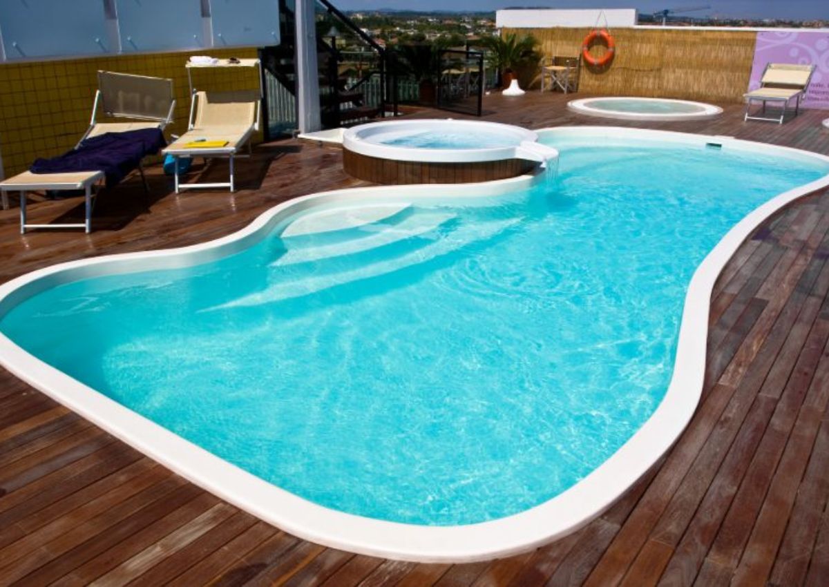 comparing fiberglass vs concrete pool