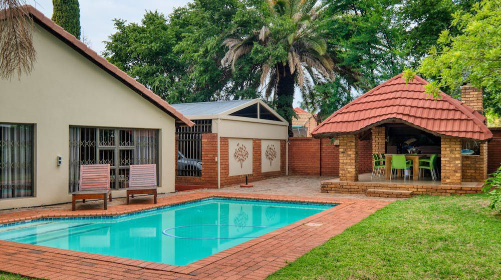 Top 10 Designs for Backyard Pool Cabanas